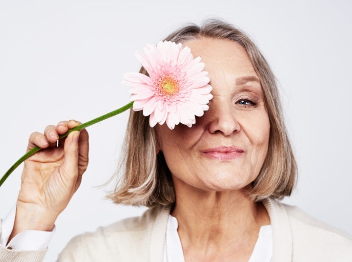 femme ménopausée avec une fleur